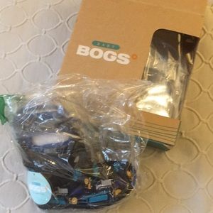 Brand new Bogs boots size 5 (12-18 m)